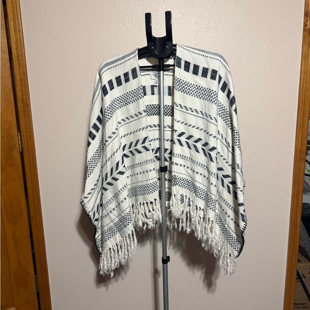American‎ Eagle Outfitters Cream and Black Patterned Fringe Poncho